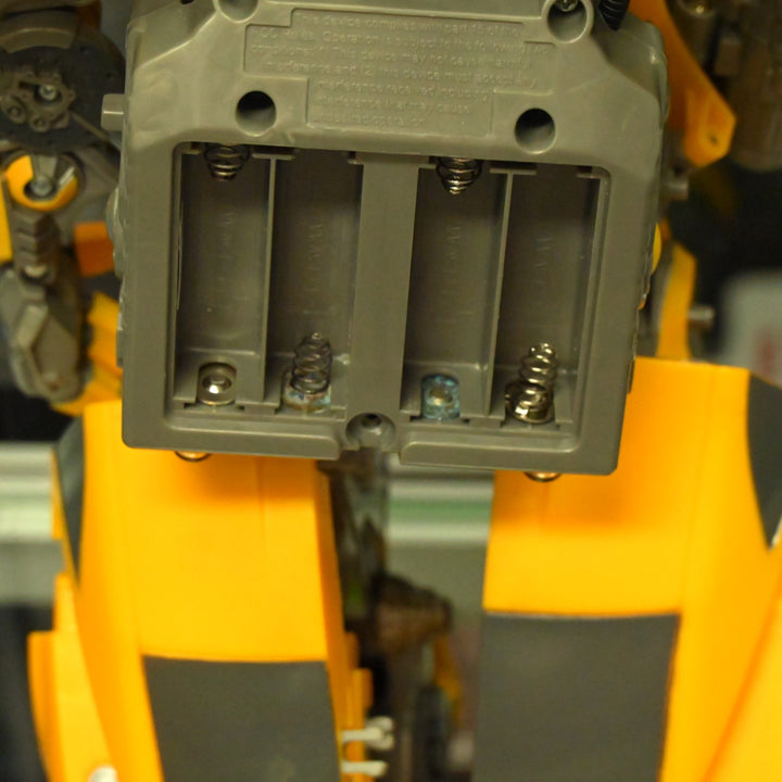 Ultimate Bumblebee - Titanium Series Animatronic Bumblebee - Transformer