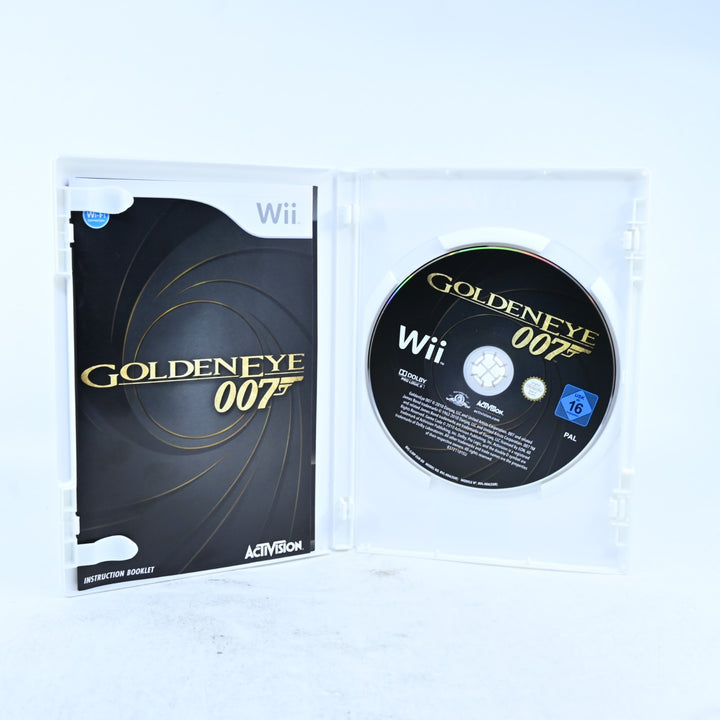 GoldenEye 007 - With Limited Edition Gold Classic Pro Controller - Wii Game