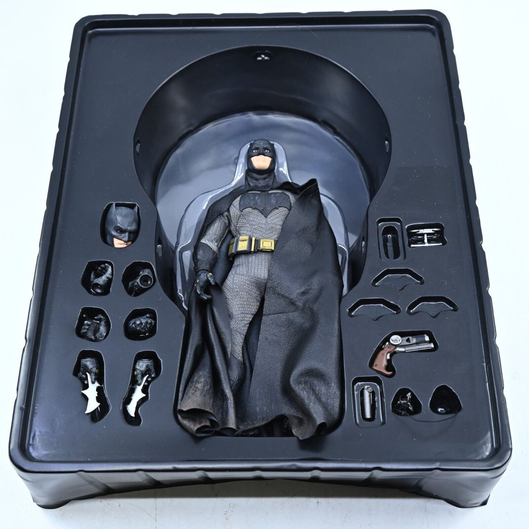 Batman - Batman v Superman: Dawn of Justice - 2016 Mezco One: 12 Collective Toy