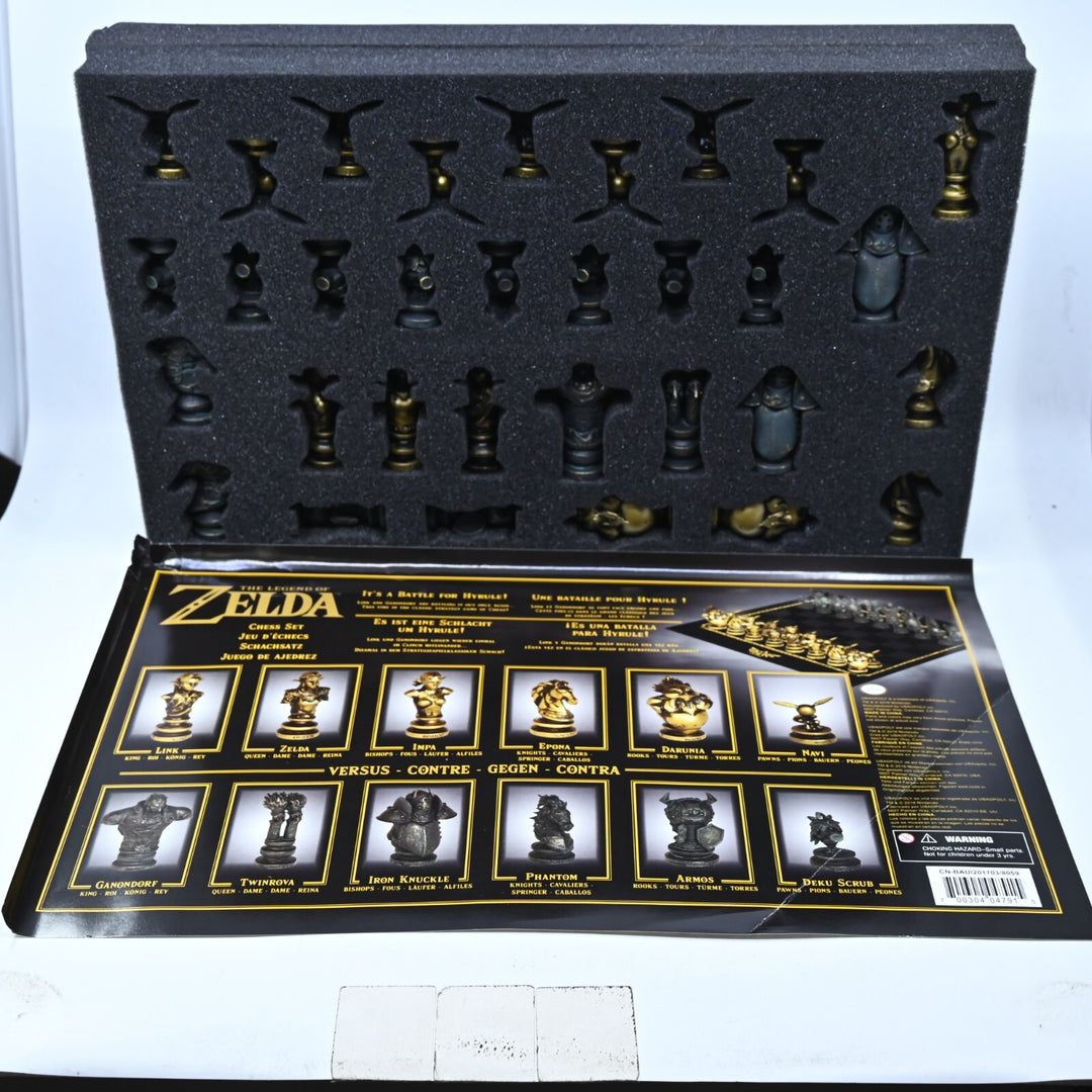 LIKE NEW! The Legend of Zelda Chess Set - USAOPOLY - Board Games / Toy