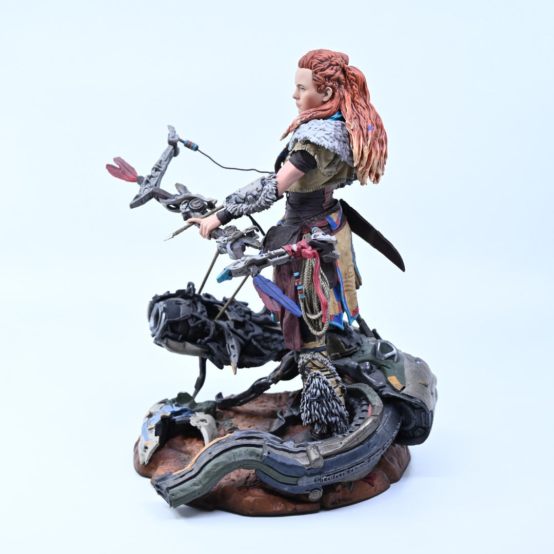 Horizon Zero Dawn: Collectors Edition - 9" Aloy Huntress Aloy Statue - Figure