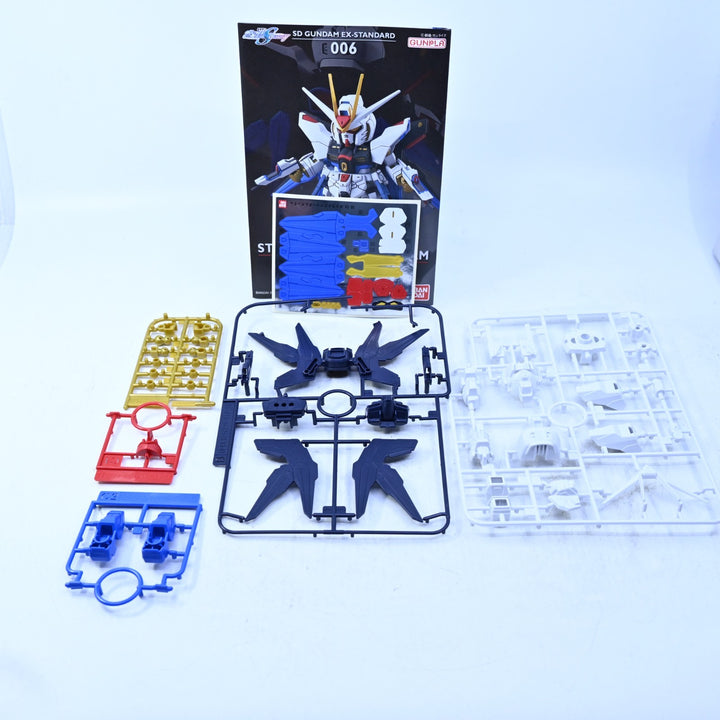 Strike Freedom Gundam - Bandai SD Gundam EX-Standard - Model Kit