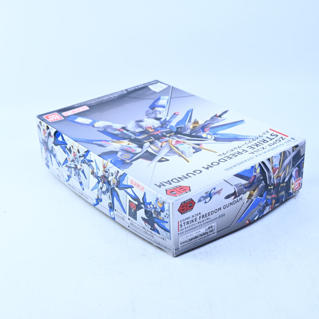 Strike Freedom Gundam - Bandai SD Gundam EX-Standard - Model Kit