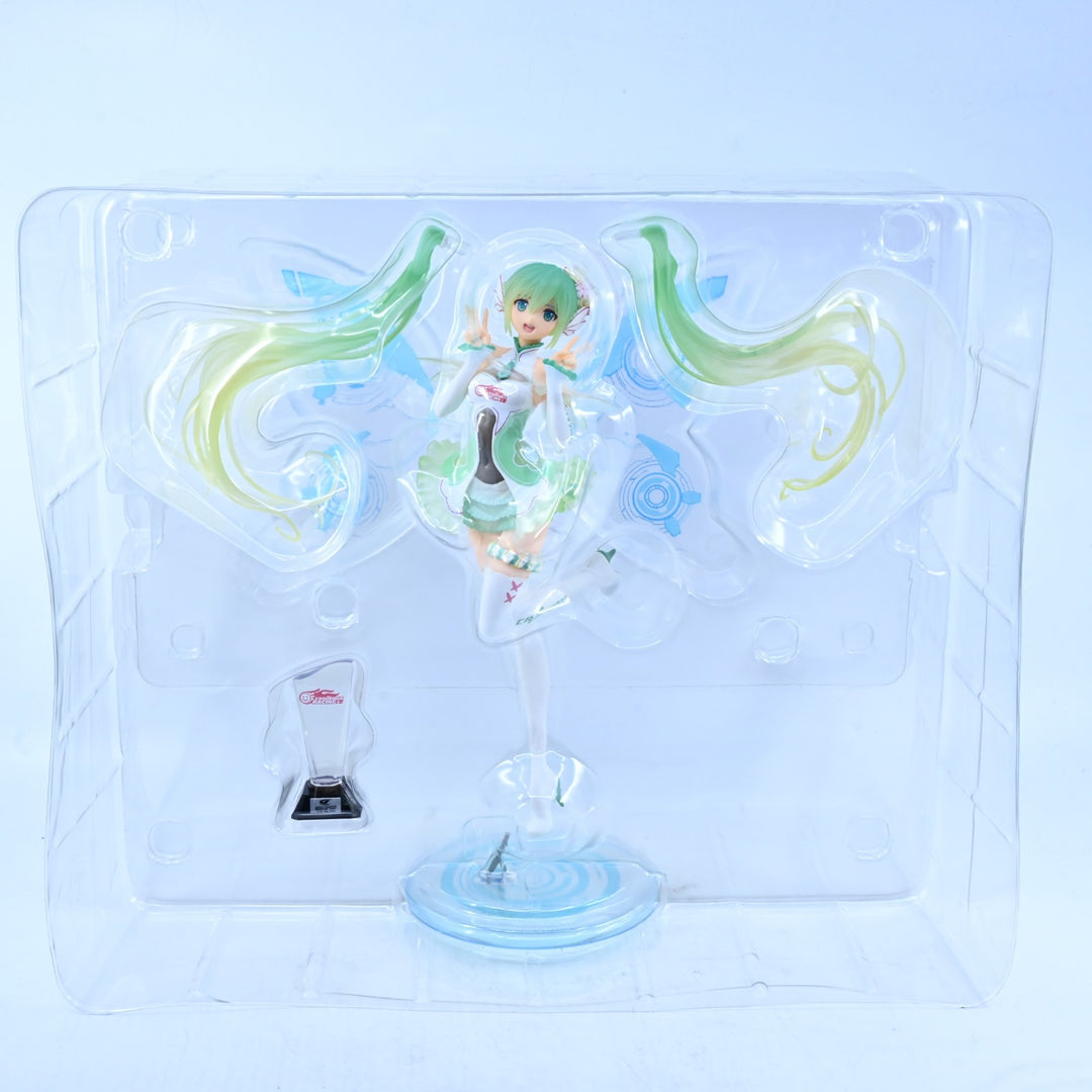 Racing Miku 2017 Ver. - Good Smile Racing GT Project 1/1 Scale - Anime Figure