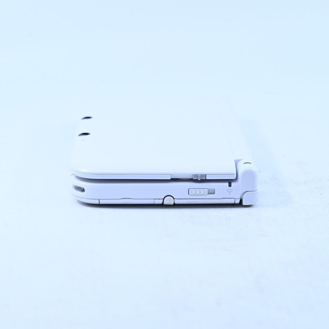 White Nintendo 3DS Console XL - SPR-001(EUR) - PAL + 4GB SD Card