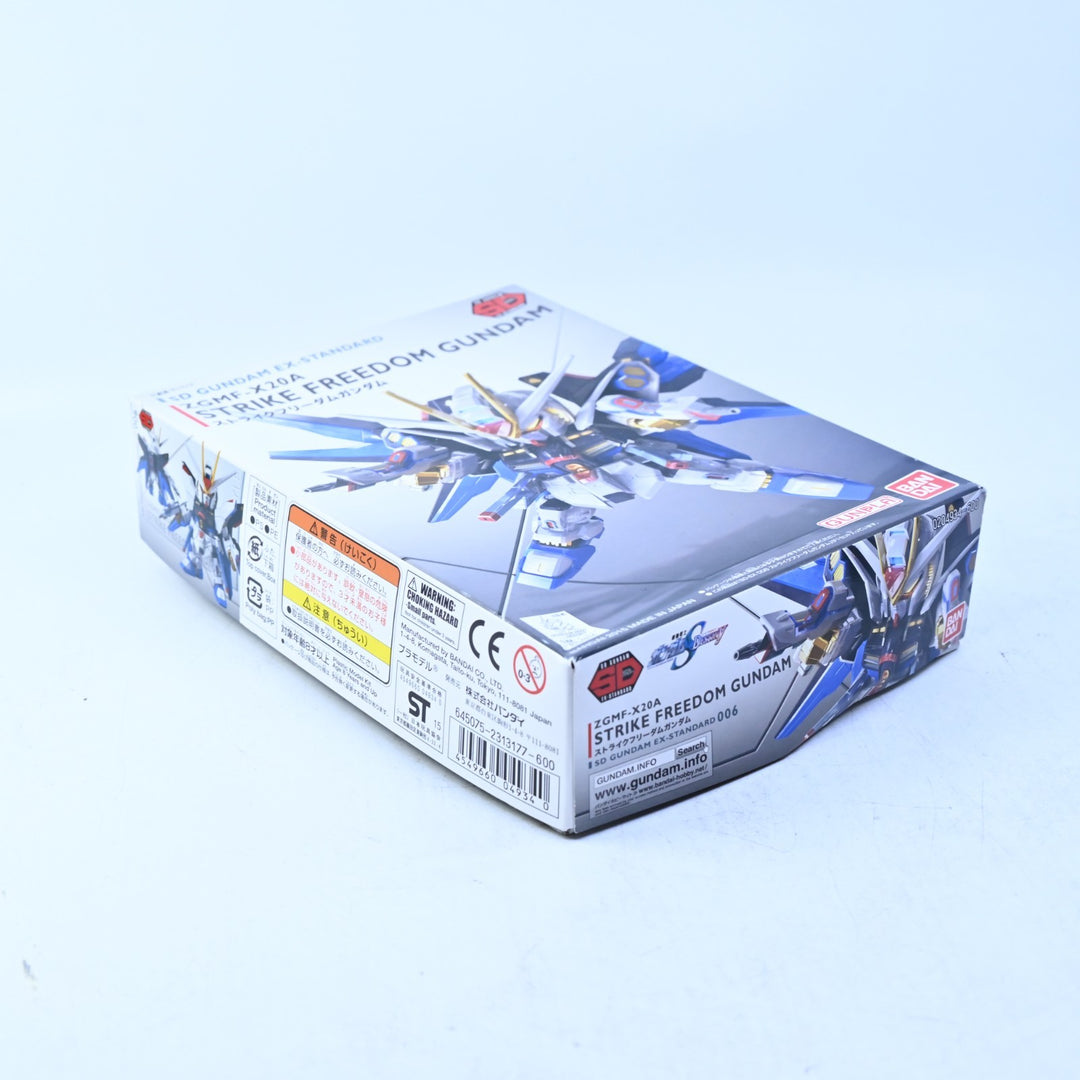 Strike Freedom Gundam - Bandai SD Gundam EX-Standard - Model Kit