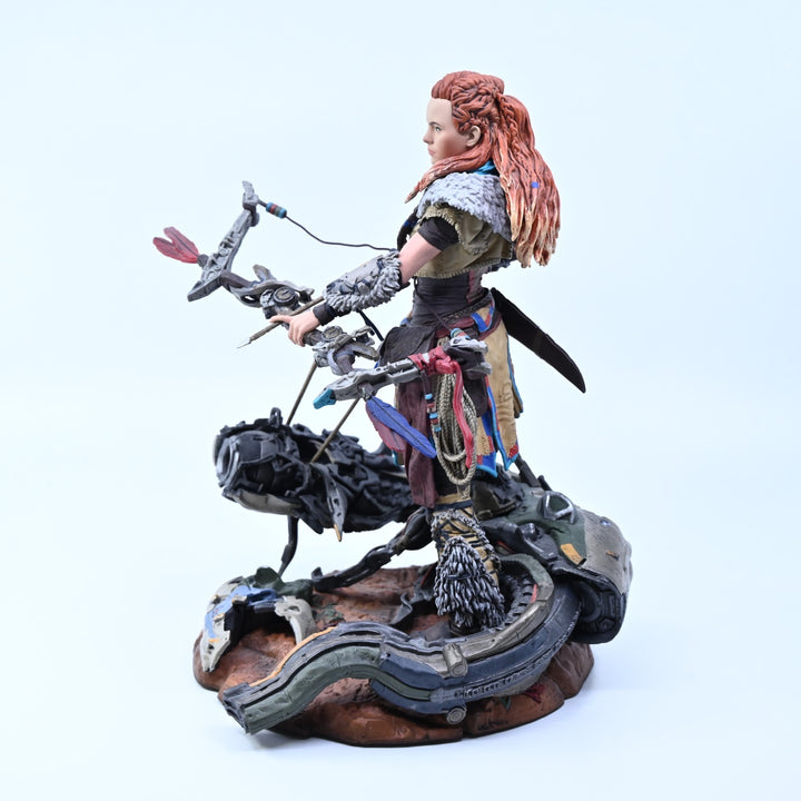 Horizon Zero Dawn: Collectors Edition - 9" Aloy Huntress Aloy Statue - Figure