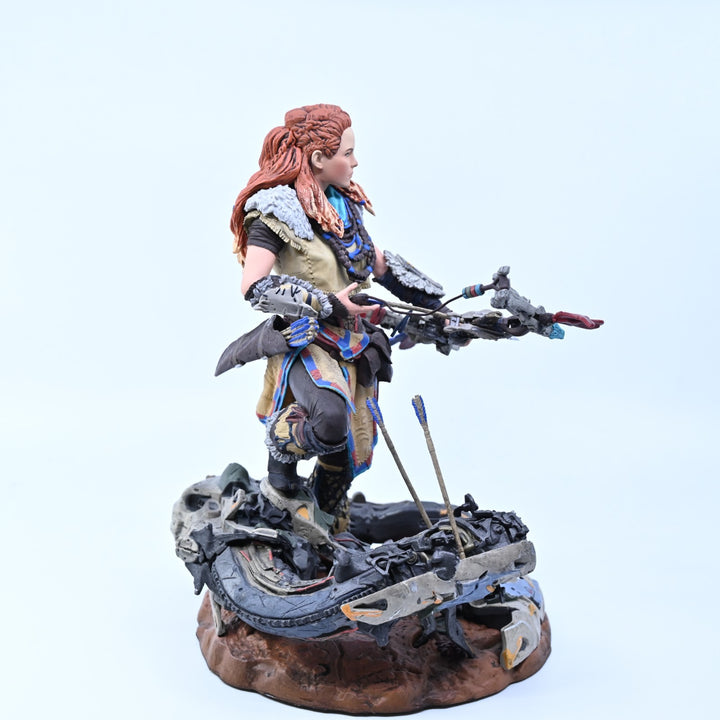 Horizon Zero Dawn: Collectors Edition - 9" Aloy Huntress Aloy Statue - Figure