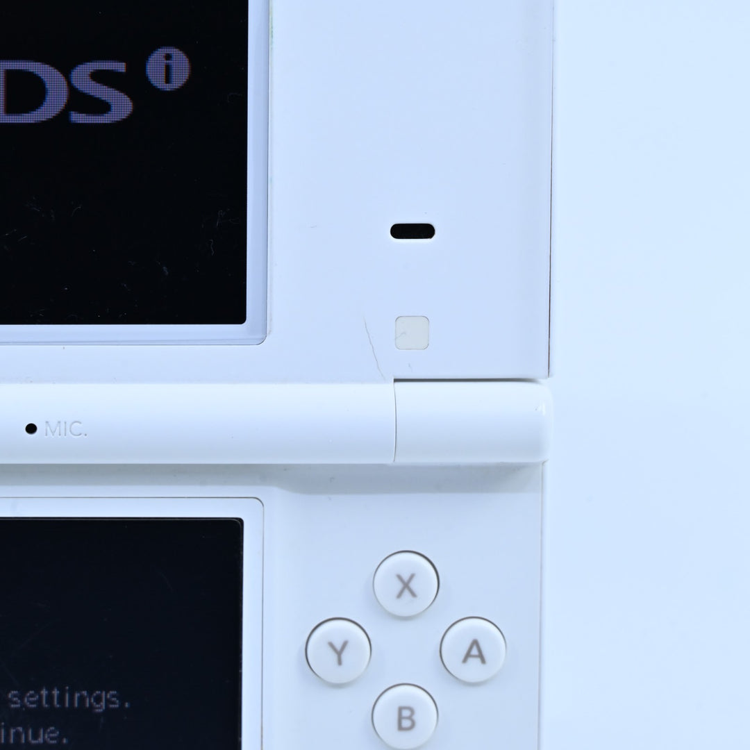 White - Nintendo DSi Console - TWL-001 - Includes 4GB SD - FREE POST!