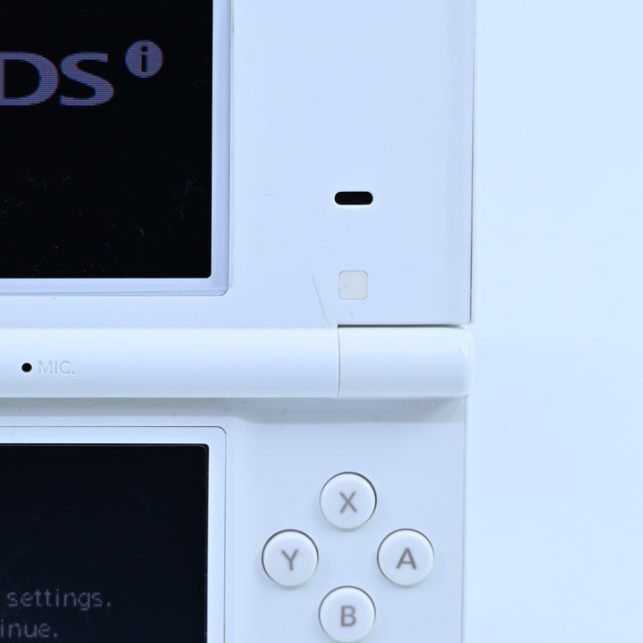 White - Nintendo DSi Console - TWL-001 - Includes 4GB SD - FREE POST!