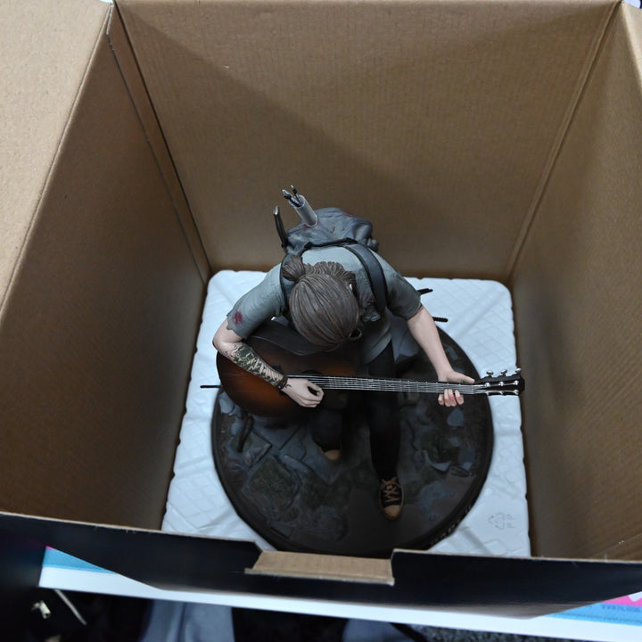 Last of Us Part II - Collector's Edition Ellie Statue - Figure + Box + Firefly